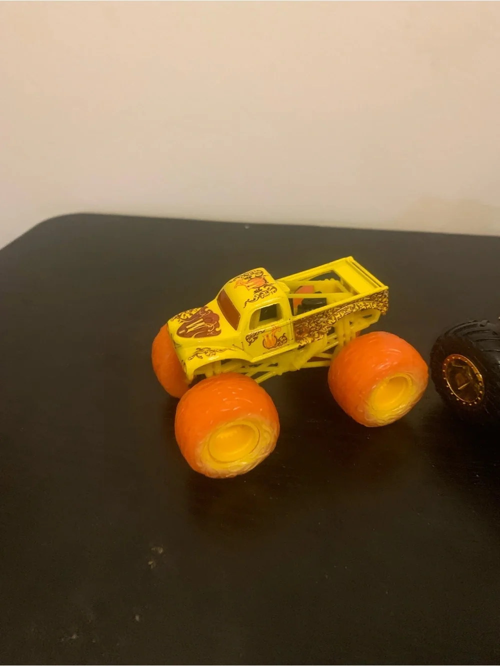 Hot wheels Monster Trucks 2 giant wheels, crash attack , Bone shaker crash attac